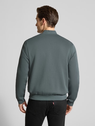 Mannelijk model draagt Regular Fit Bomberjacke aus Baumwoll-Mix van Marc O'Polo, effen, collegekraag, ribboorden, katoenmix, ganzkörperansicht rugaanzicht.