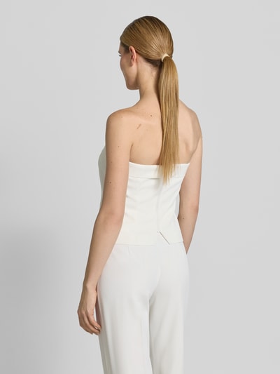 Frauenmodel trägt Bandeau-Top mit Umschlag von Jake*s Cocktail, weißer Material-Mix mit Stretch, körpernah geschnitten, Ganzkörperansicht Rückansicht.