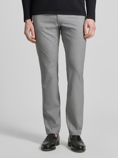 Männermodel trägt Hose mit Eingrifftaschen Modell 'Chuck' von Brax in Grau, Material-Mix mit Viskose-Anteil, Regular-Fit, Ganzkörperansicht von vorne.