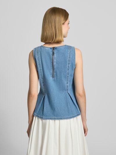 Frauenmodel trägt Top mit U-Boot-Ausschnitt Modell 'Lara' von My Essential Wardrobe aus Blau, Baumwoll-Mix, Reißverschluss Rückseite, leicht ausgestellter Schnitt, Rückenlänge 54 cm bei Größe 36, Ganzkörperansicht Rückansicht.
