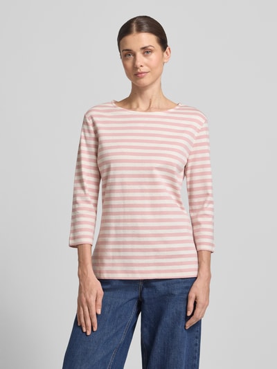 Kobiece model prezentuje t-shirt mit rundhalsausschnitt und 3/4-arm von Oui z bawełny, krój regular fit, długość tyłu 61 cm, paski, przód całej sylwetki