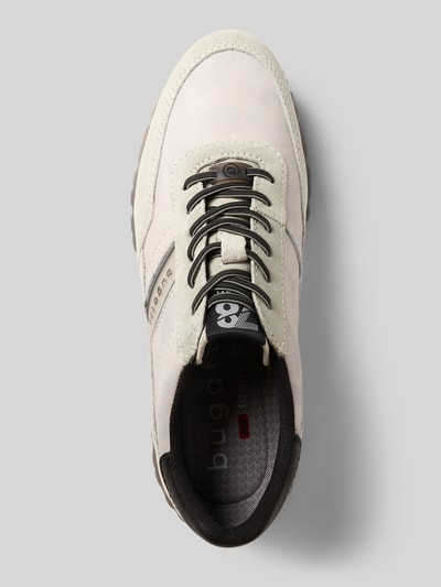 Produktfoto, Sneaker mit Label-Detail Modell 'Philip' von Bugatti, Herren Sneaker aus Echtleder, abgerundete Spitze, strukturierte Sohle, Schnürverschluss, graue und beige Farbtöne, Absatzhöhe 4 cm, Schafthöhe 9 cm, Schaftweite 7 cm.