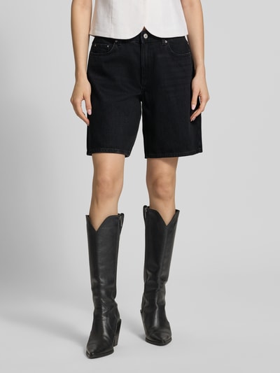 Frauenmodel trägt Regular Fit Jeansshorts aus reiner Baumwolle Modell 'LUMI' von Only in schwarzer Denim-Optik, 5-Pocket-Design, Label-Patch, Gürtelschlaufen, Knopf und verdeckter Reißverschluss, Material reine Baumwolle, Ganzkörperansicht von vorne.