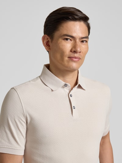Männermodel trägt Slim Fit Poloshirt mit Strukturmuster von bugatti in Beige, reine Baumwolle, Knopfleiste, Nahaufnahme Oberkörper.