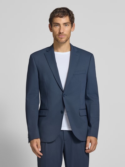Männermodel trägt Slim Fit 2-Knopf-Sakko mit Pattentaschen von bugatti in Blau, Material-Mix mit Stretch-Anteil, Ganzkörperansicht von vorne.