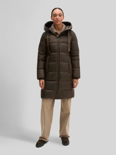 Frauenmodel trägt Regular Fit Daunenmantel mit Label-Print von Marc O'Polo in Dunkelbraun mit glatter Oberfläche, Ganzkörperansicht von vorne, Damen Daunenmantel von Marc O'Polo.