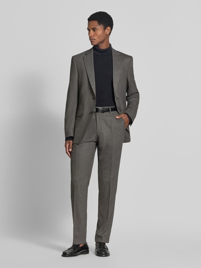 Männermodel trägt Regular Fit Anzughose mit Schurwoll-Mix Modell 'Leon' von BOSS in Grau, glatte Struktur, Ganzkörperansicht von vorne, Herren Anzughose von BOSS.