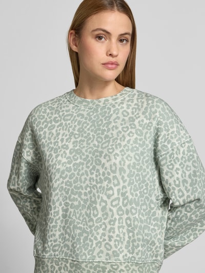 Frauenmodel trägt Sweatshirt mit Rundhalsausschnitt von Lala Berlin in Mintgrün mit Allover-Animal-Print, reine Baumwolle, Nahaufnahme Oberkörper.