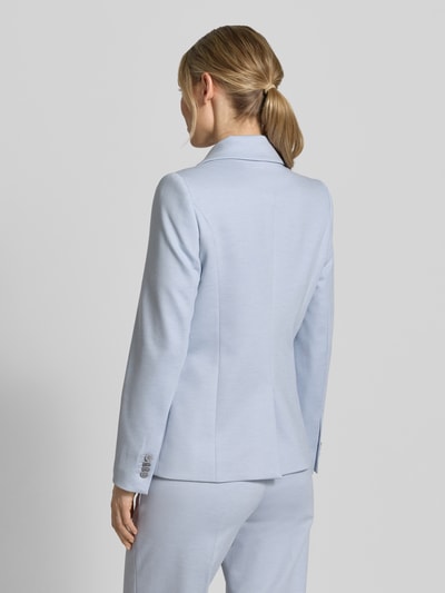 Männermodel trägt Slim Fit Blazer mit Pattentaschen Modell 'BUNDREY' von Drykorn, jasnoniebieski, tekstura gładka, krój slim fit, długość tyłu w rozmiarze 36: 62 cm, szerokość w rozmiarze 36: 43 cm, długość rękawa w rozmiarze 36: 62 cm, całkowita sylwetka z tyłu