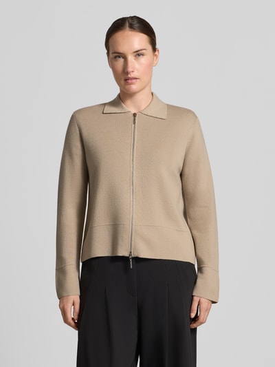 Frauenmodel trägt Strickjacke aus reiner Schurwolle Modell 'SNACK' von MM by Max Mara in Beige mit Umlegekragen, Nahaufnahme Oberkörper.