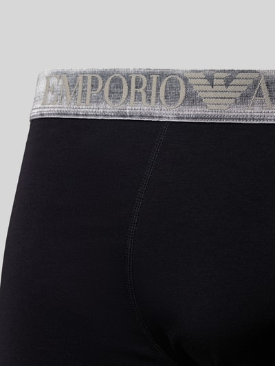 Produktfoto, Slim Fit Trunks mit Logo-Stitching im 3er-Pack von Emporio Armani, schwarze Baumwollmischung, elastischer Bund in Grau, Nahaufnahme Rückansicht