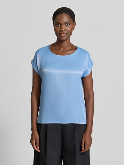 Vrouwenmodel draagt T-Shirt uit viscosemix van MORE met recht model, glanzende look, verlengde achterkant, ruglengte maat 36: 64 cm, voorkant volledig zichtbaar, bovenlichaam dichtbij.