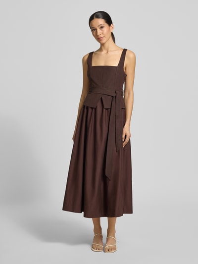 Frauenmodel trägt Cocktailkleid aus Leinen-Viskose-Mix Modell 'Celina' von Forever New, A-Linie, 2-in-1-Look, dunkelbraun, Ganzkörperansicht von vorne, Rückenlänge bei Größe 36: 31 cm, Brustweite bei Größe 36: 41 cm.