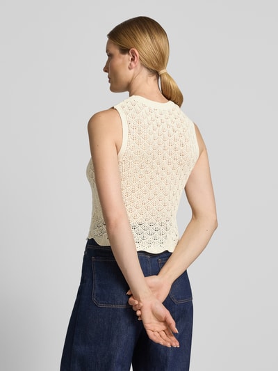 Vrouwenmodel draagt Slim Fit Crop Top uit katoenmix van Tom Tailor Denim in gebreide look met structuur, ronde hals, mouwloos, achteraanzicht.