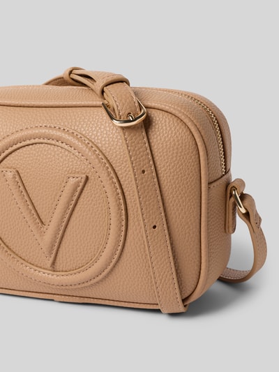 Produktfoto, Camera Bag mit Logo-Detail Modell 'Covent' von VALENTINO BAGS in Beige, genarbte Struktur, Hauptfach mit Reißverschluss, schmaler Schulterriemen, Breite 23 cm, Länge 16 cm, Tiefe 9 cm, Länge Schulterriemen 132 cm.