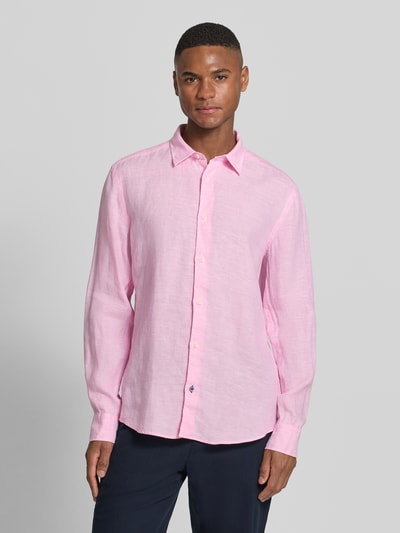 Männermodel trägt Casual Fit Freizeithemd aus Leinen von OLYMP Level Five in Rosa mit Kentkragen und Knopfleiste, Ganzkörperansicht von vorne. Rückenlänge 77 cm, Schulterbreite 49 cm, Ärmellänge 67 cm bei Größe M.