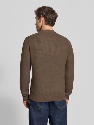Männermodel trägt Regular Fit Pullover aus Viskose-Mix Modell 'MATTI' von Jake*s Studio Men in Braun, strukturierte Oberfläche, Ganzkörperansicht Rückansicht.
