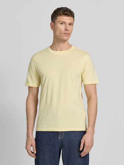 Männermodel trägt Regular Fit T-Shirt mit Rundhalsausschnitt von MCNEAL in Hellgelb, reine Baumwolle, glatte Struktur, Ganzkörperansicht von vorne.