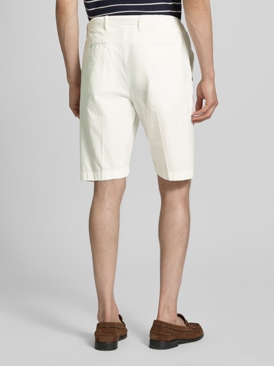Männermodel trägt Hose mit Gesäßtaschen von MARKUP, Reine Baumwolle, Regular-Fit, Knopf-Reißverschluss, Ganzkörperansicht Rückansicht.