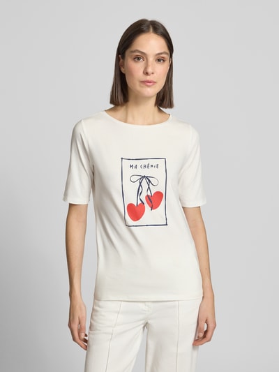 Modelka kobieca nosi T-Shirt mit Motiv-Print von More & More, bawełna z elastanem, krój regular fit, okrągły dekolt, tył długości 60 cm w rozmiarze 36, kolor ecru, nadruk wiśni, widok całej sylwetki od przodu
