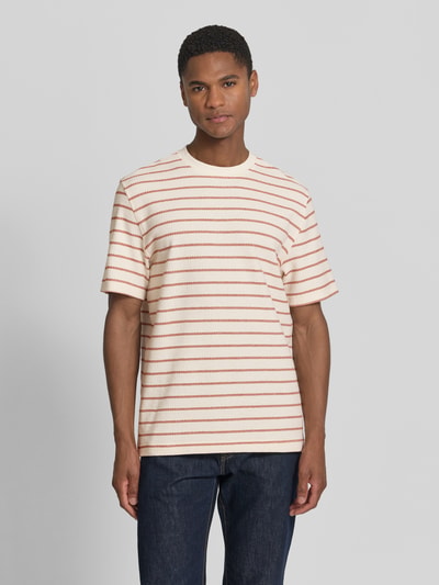 Męski model nosi Regular Fit T-Shirt aus Baumwoll-Mix Modell 'DJANGO' von SELECTED HOMME, efekt: wzór w paski, faktura, okrągły dekolt, mieszanka bawełny, Ganzkörperansicht von vorne.