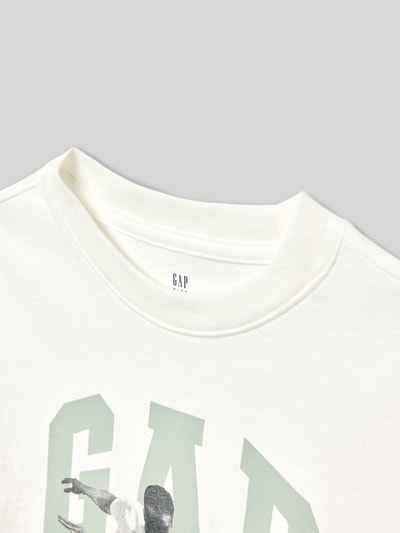 Produktfoto, T-Shirt mit Motiv- und Logo-Print von GAP aus Reine Baumwolle, Straight Fit, gerippter Rundhalsausschnitt, Detailaufnahme