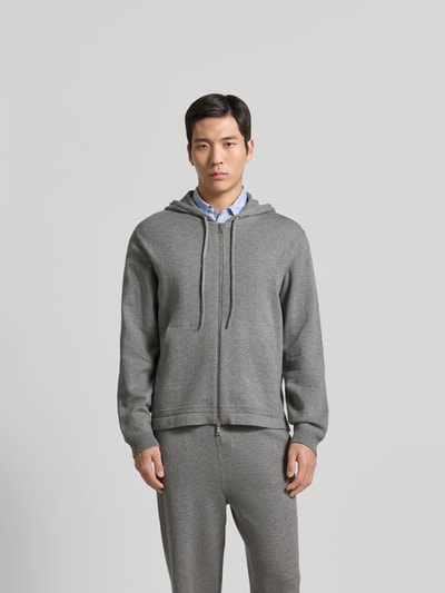 Männermodel trägt graue Sweatjacke mit Kaschmir-Anteil von Officine Générale, Baumwoll-Mix, Regular Fit, Kapuze, Ganzkörperansicht von vorne.