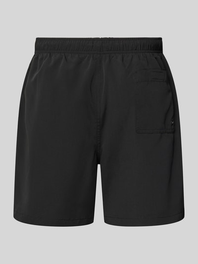 Produktfoto, Badehose mit Gesäßtasche und Logo-Stitching von MCNEAL in Schwarz, Loose-Fit, elastischer Bund mit Kordelzug, Klettverschluss