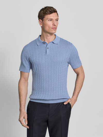Männermodel trägt Slim Fit Poloshirt in Strick-Optik von Christian Berg Men in Hellblau, Kurzarm, reine Baumwolle, Ganzkörperansicht von vorne.
