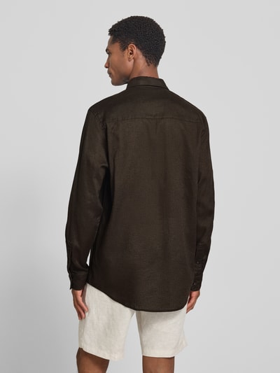 Männermodel trägt Slim Fit Freizeithemd aus Leinen-Baumwoll-Mix Modell 'RAMIS' von Drykorn in Two-Tone-Machart, Ganzkörperansicht Rückansicht. Kontext: Herren Poloshirt, Leinen-Baumwoll-Mix, Rückenlänge bei Größe M 80 cm, Schulterbreite 46 cm, Ärmellänge 66 cm.