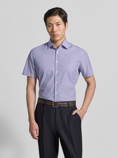 Männermodel trägt Regular Fit Business-Hemd mit Kentkragen von Christian Berg Men, Reine Baumwolle, Knopfleiste, 1/2-Arm, Ganzkörperansicht von vorne. Rückenlänge 77 cm, Schulterbreite 46 cm, Ärmellänge 22 cm, Größe 39/40. Hemd in Blau mit feinen weißen Streifen, glatte Struktur.