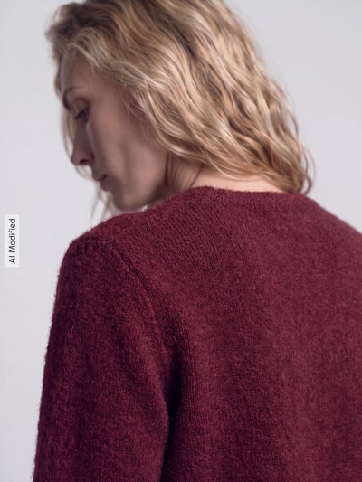 Frauenmodel trägt kardigan rozpinany z mieszanki wełny model 'LULU' od Selected w kolorze bordowym, damski kardigan, detailaufnahme Rückansicht, KI-modifiziertes Bild