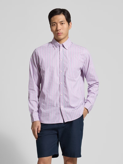 Męski model nosi Regular Fit Freizeithemd mit Button-Down-Kragen Modell 'Kent' od Les Deux, bawełna organiczna, krój regular fit, paski, na tle szarym, widok całej sylwetki z przodu.