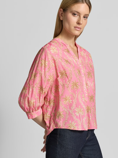 Frauenmodel trägt Regular Fit Bluse mit floralem Allover-Print von Emily Van den Bergh in Pink mit Tunika-Ausschnitt, Reine Baumwolle, 3/4-Arm, eingefasste Ärmelabschlüsse, Rückenlänge 64 cm, Ärmellänge 45 cm, Ganzkörperansicht von vorne.