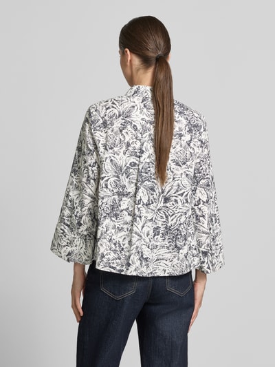 Männermodel trägt Regular Fit Langarmbluse aus Lyocell im Allover-Look von Windsor, białe i granatowe wzory, krój regular fit, czysty lyocell, długość pleców 60 cm, szerokość w rozmiarze 36: 47 cm, długość rękawa 52 cm, widok całej sylwetki z tyłu.