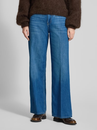 Vrouwenmodel draagt Wide Leg Jeans uit katoenmix model 'SURI' van s.Oliver RED LABEL met denimlook, five-pocket-design, high waist, contrasterende stiksels, ceintuurlussen, label patch, knoopsluiting en verborgen ritssluiting. Volledige lichaamsaanzicht van voren.