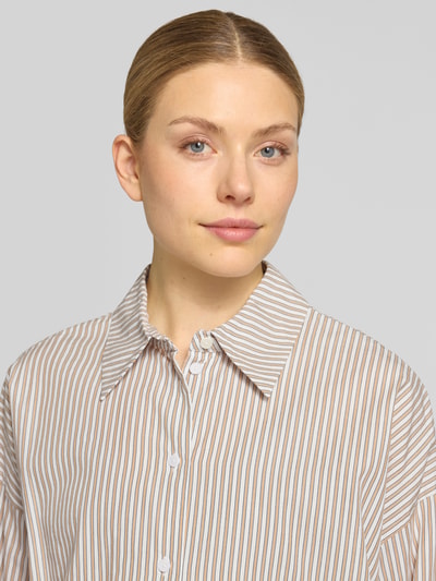 Vrouwenmodel draagt Relaxed Fit Blouse met overgeslagen schouders model 'CLOELIA' van Drykorn, puur katoen, streepjespatroon, close-up bovenlichaam.