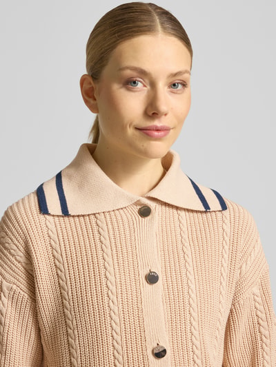 Frauenmodel trägt Strickjacke mit Umlegekragen und Knopfleiste von Liu Jo White, Reine Baumwolle, Regular-Fit, Nahaufnahme Oberkörper