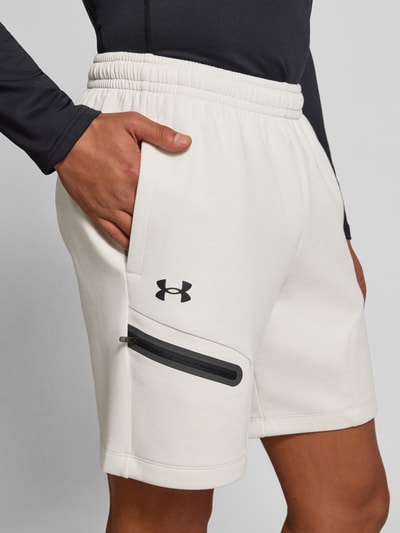 Under Armour Relaxed Fit Sweatshorts mit Logo-Print Modell 'Unstoppable' Offwhite 3
