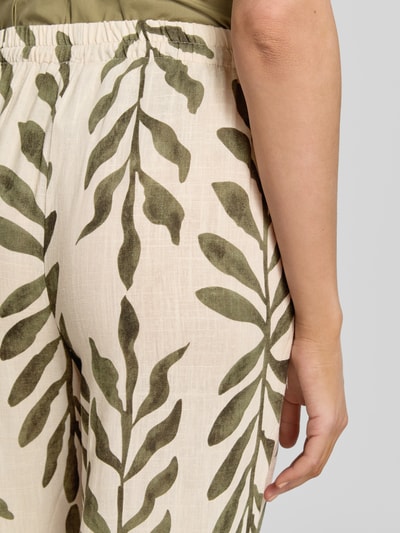 Vrouwenmodel draagt broek van mix van viscose en linnen model 'Ca44talina' van ZABAIONE, relaxed fit, elastische band, tunnelkoord, detailopname rug.
