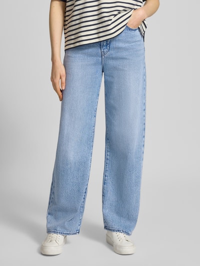 Frauenmodel trägt Straight Leg Jeans im 5-Pocket-Design von ARMANI EXCHANGE aus Baumwoll-Mix in Hellblau, Gerader-Schnitt, Nahaufnahme Unterkörper.