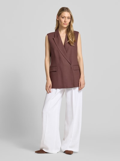 Frauenmodel trägt Relaxed Fit Hose aus Leinen-Mix Modell 'TIANA11' von BOSS, Optik: Unifarben, Ganzkörperansicht von vorne.