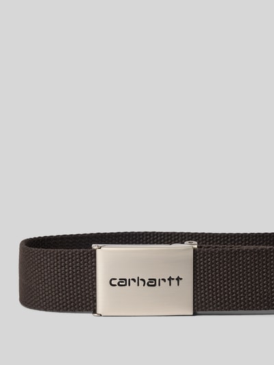 Produktfoto, Gürtel mit Logo-Detail Modell 'Clip' von Carhartt Work In Progress, Clipverschluss, Strukturmuster, braun, 3 cm breit.