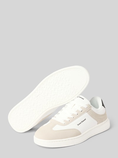Produktfoto, Sneaker mit Schnürung und Label-Details Modell 'CDG' von Bruno Banani in Beige und Weiß, runde Spitze, Texturmix, Kontrastsohle, Kontext Herren Sneaker, Absatzhöhe 4 cm, Schafthöhe 6 cm, Schaftweite 7 cm.