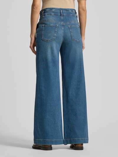 Frauenmodel trägt Jeans mit französischen Eingrifftaschen von Marc Cain im lockeren Schnitt, Baumwoll-Elasthan-Mix, hinten, Ganzkörperansicht Rückansicht.