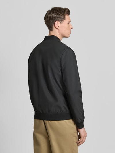 Männermodel trägt schwarze Jacke mit Stehkragen Modell 'clay' von Matinique, Regular-Fit, Rückenansicht, glatte Textur, Rückenlänge 67 cm.