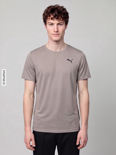 Männermodel trägt Regular Fit Sport-T-Shirt mit Logo-Print von PUMA Performance in Grau, glatte Oberfläche, Ganzkörperansicht von vorne, KI-modifiziertes Bild.