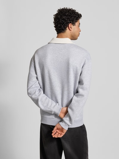 Männermodel trägt Sweatshirt mit Kontrastkragen und borstzak met geborduurd logo van REVIEW, materiaalmix met katoen, regular fit, ruglengte bij maat M 71 cm, mouwlengte bij maat M 63 cm, lichtgrijs met witte kraag, ganzkörperansicht rückansicht.