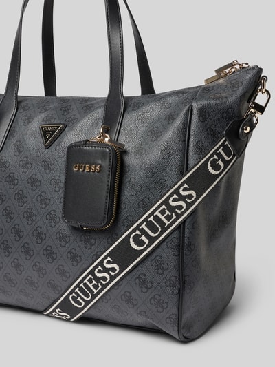 Produktfoto, czarna Tote Bag in Stepp-Optik Model 'Latona' od GUESS z Główną przegrodą na zamek błyskawiczny, odpinany pasek na ramię, Szerokość w rozmiarze 1: 33 cm, Długość w rozmiarze 1: 28 cm, Głębokość w rozmiarze 1: 12 cm, długość paska na ramię: 122 cm, z efektem pikowania