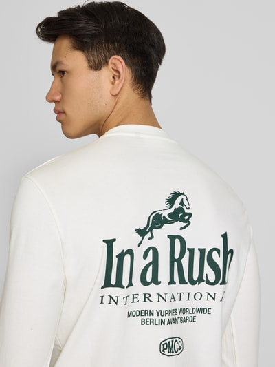 Männermodel trägt Longsleeve mit rückseitigem Print Modell 'Horse Racer' von PROHIBITED in Weiß, Baumwolle, Regular Fit, Nahaufnahme Rückansicht.